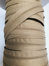 Carica l'immagine nel visualizzatore di Gallery, Our quality continuous beige zip is Ideal for all of your upholstery and sewing needs. No 3 standard zip is ideal for scatters & Cushion covers.